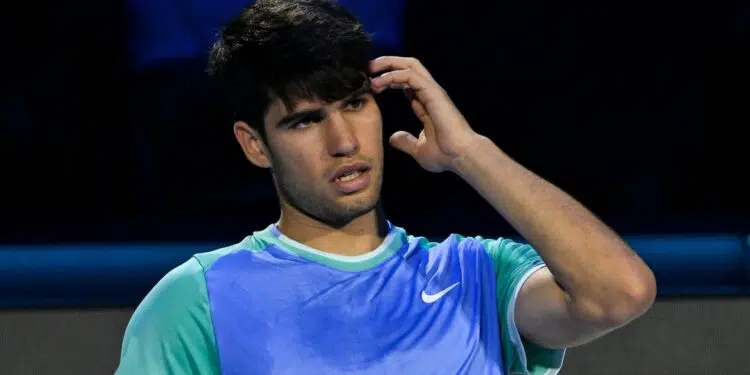 Carlos Alcaraz em momento de descaso, na primeira rodada do ATP Finals
