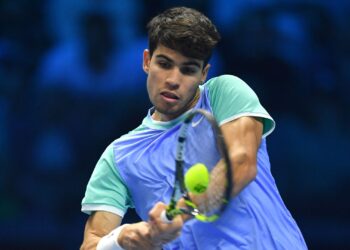 Carlos Alcaraz em quadra no ATP Finals.