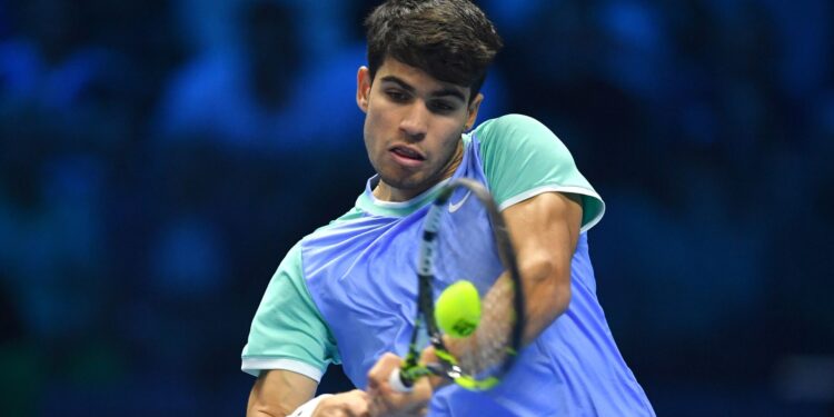 Carlos Alcaraz em quadra no ATP Finals.