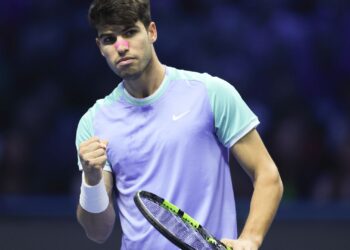 Carlos Alcaraz, tenista espanhol, vibra com ponto no ATP Finals