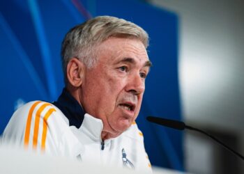 Ancelotti pede paralisação do futebol