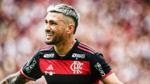 Arrascaeta comemorando gol contra o Atlético-MG, na final da Copa do Brasil