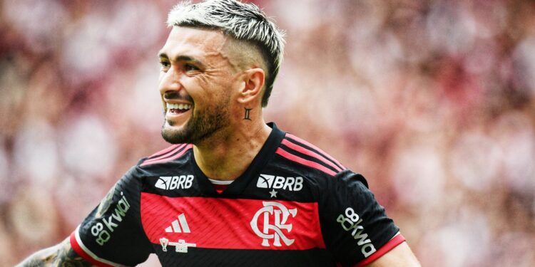 Arrascaeta comemorando gol contra o Atlético-MG, na final da Copa do Brasil