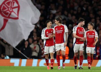 Arsenal e Chelsea empatam com gol de Martinelli