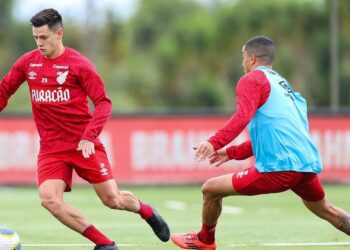 Athletico-PR x Atlético-MG será definido no Brasileirão; confira foto do treino do Furacão