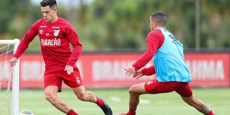 Athletico-PR x Atlético-MG será definido no Brasileirão; confira foto do treino do Furacão