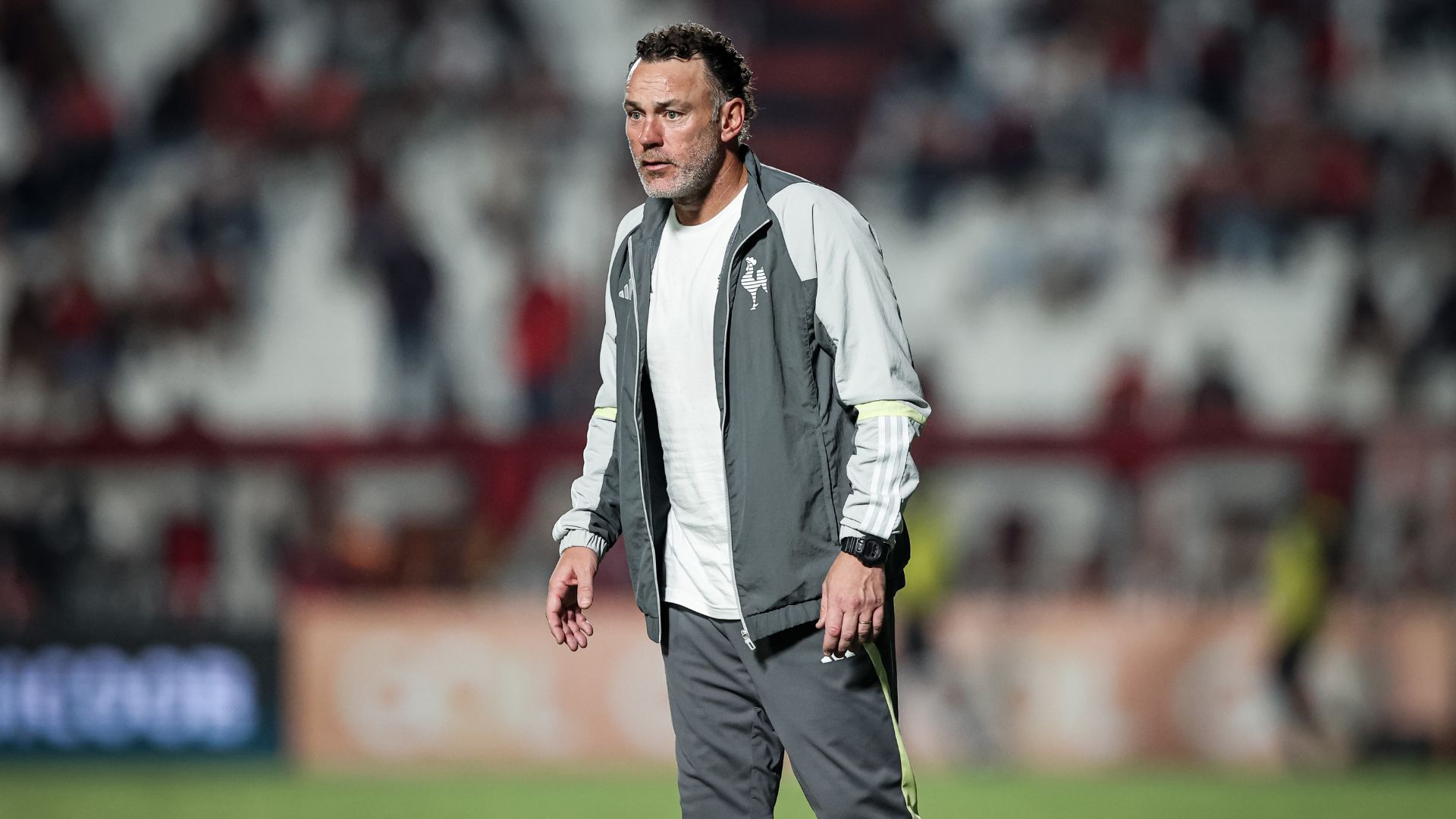 Gabriel Milito acompanhando Atlético-GO x Atlético-MG