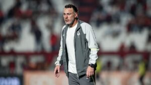 Gabriel Milito, técnico do Atlético-MG, em campo