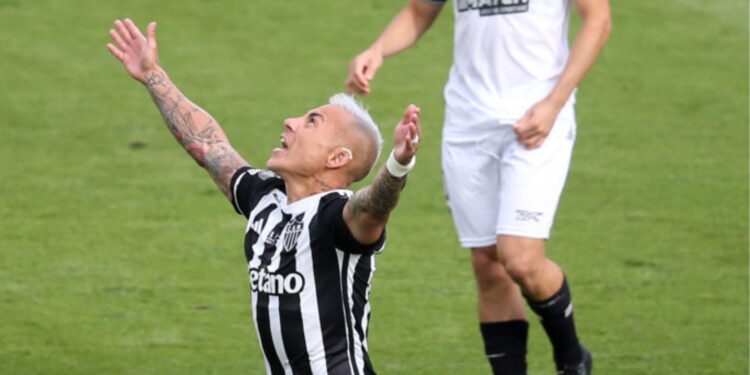 Vargas comemorando gol do Atlético-MG na final da Libertadores
