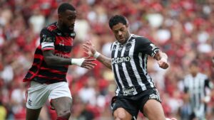 Gerson e Hulk duelando pela posse de bola, em Atlético-MG x Flamengo