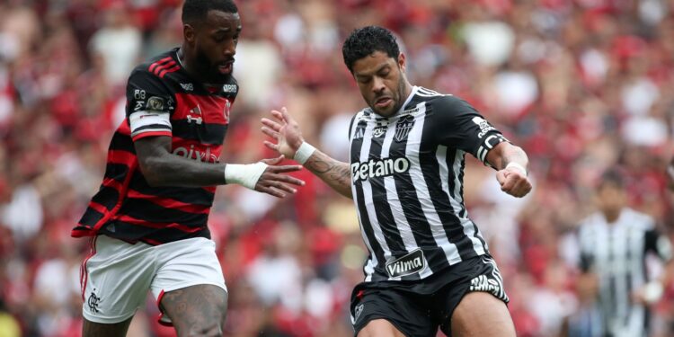 Gerson e Hulk duelando pela posse de bola, em Atlético-MG x Flamengo