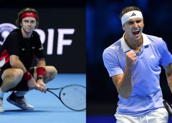 Andrey Rublev e Alexander Zverev em quadra pelo ATP Finals