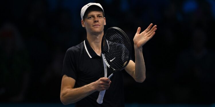Jannik Sinner, tenista italiano, celebra no ATP Finals