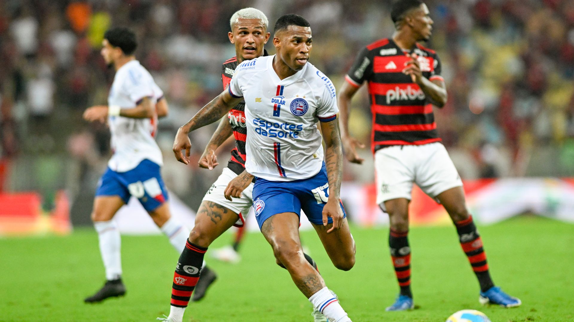 Jean Lucas em ação contra o Flamengo, defendendo o Bahia