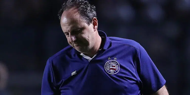 Rogério Ceni, técnico do Bahia, desapontado em campo