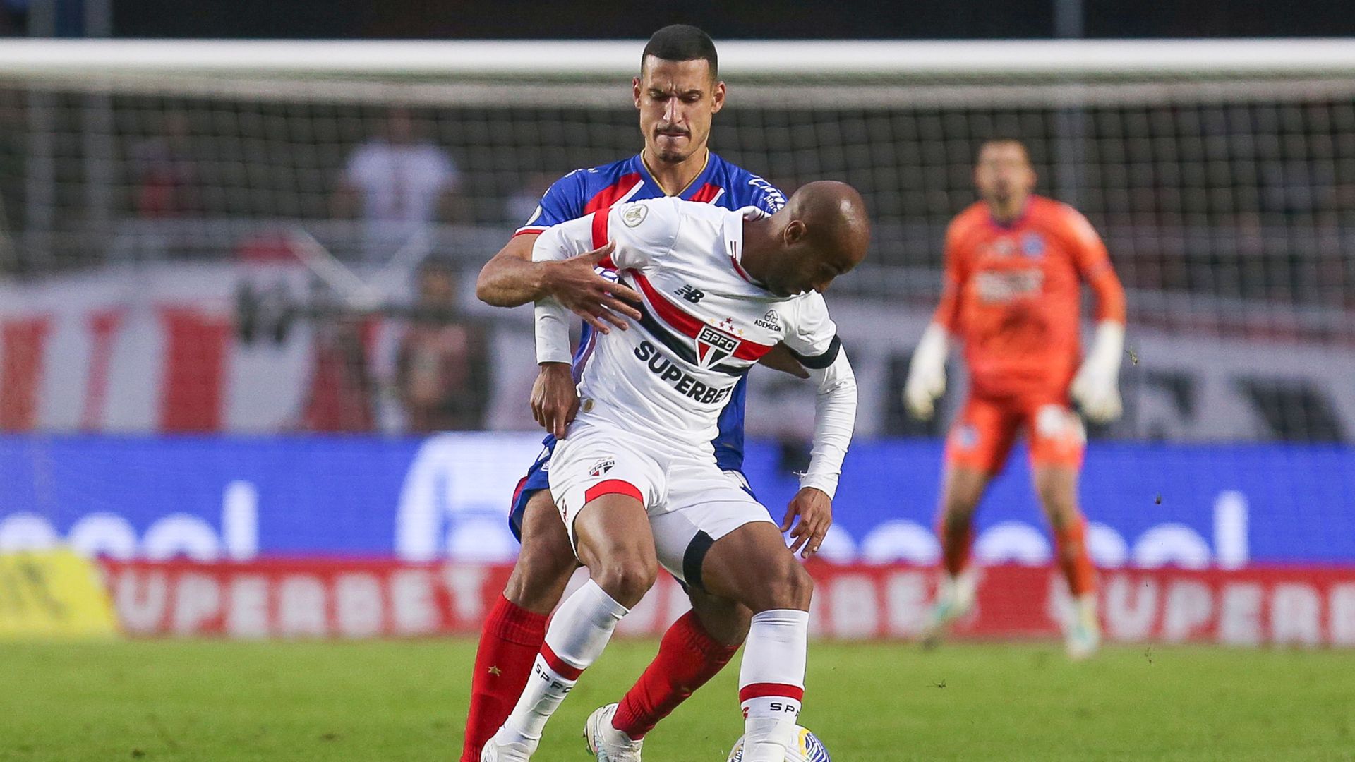 Lucas Moura sendo marcado por Gabriel Xavier, em último confronto entre Bahia e São Paulo