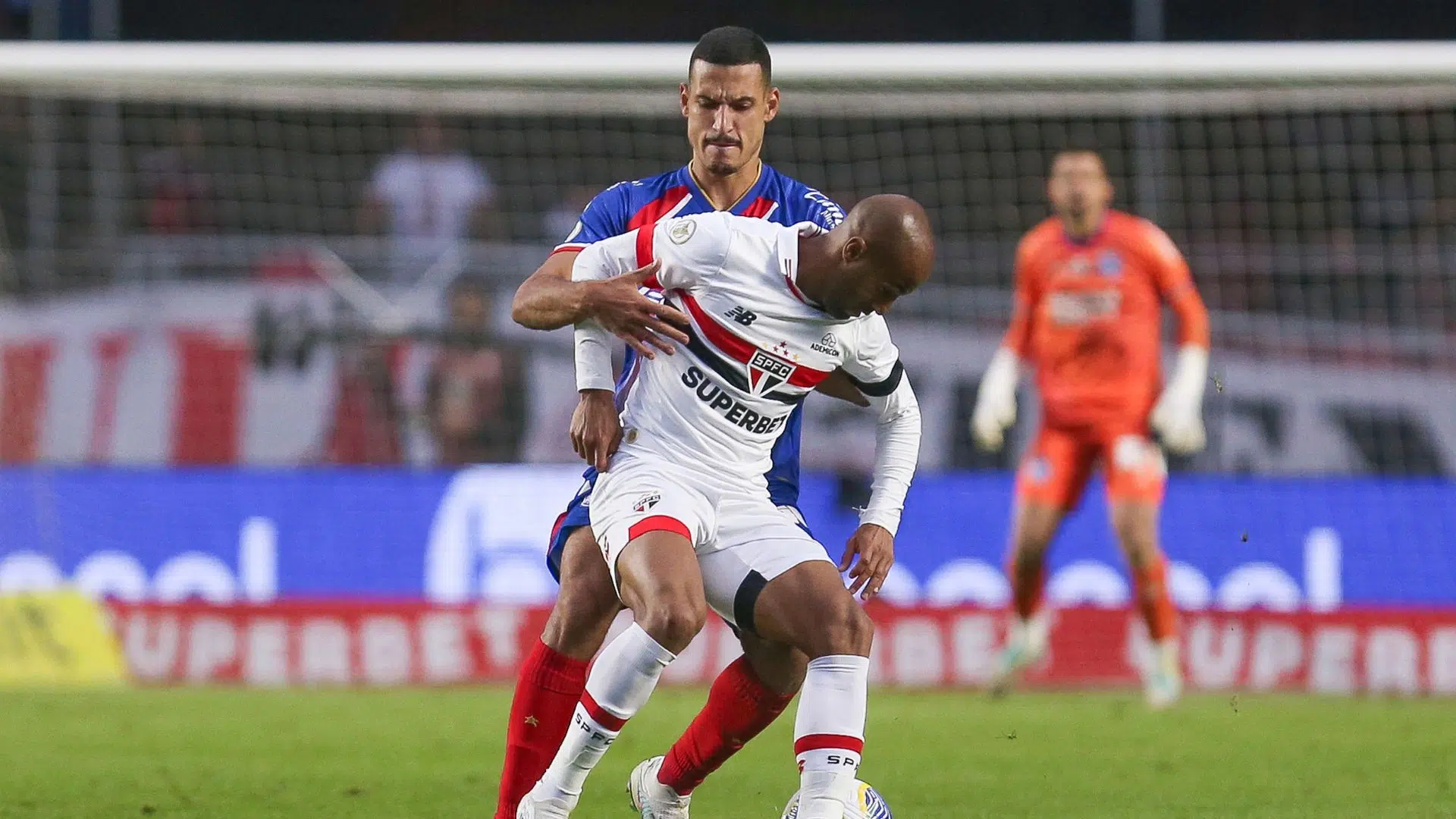 Lucas Moura sendo marcado por Gabriel Xavier, em último confronto entre Bahia e São Paulo