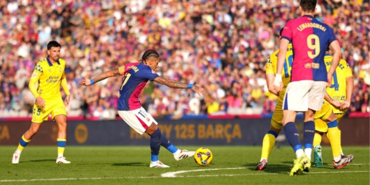 Raphinha em ação pelo Barcelona contra o Las Palmas neste sábado, 30