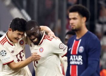 Kim Min-Jae comemorando gol do Bayern marcado contra o PSG