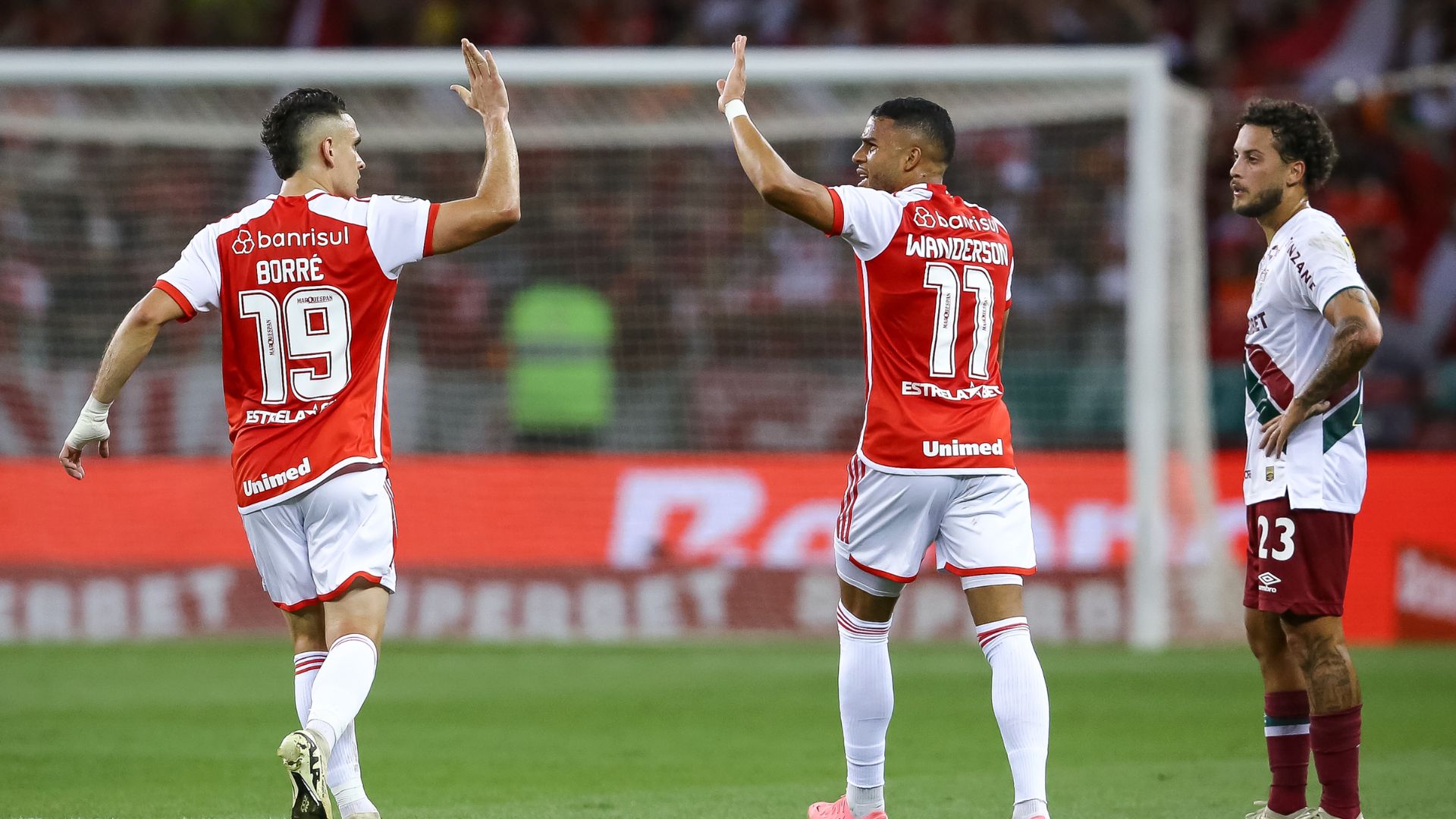 Rafael Borré e Wanderson comemorando gol contra o Fluminense