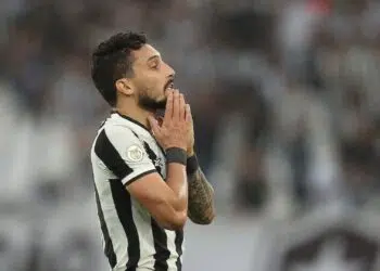 Alex Telles lamenta tropeço do Botafogo