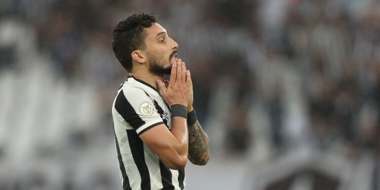 Alex Telles lamenta tropeço do Botafogo