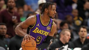 Bronny James em quadra com os Lakers