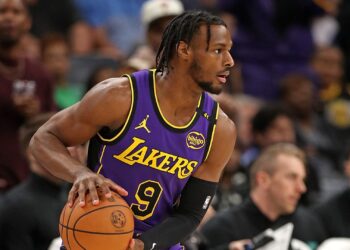 Bronny James em quadra com os Lakers