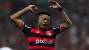 Bruno Henrique em campo pelo Flamengo, com uma postura de revolta