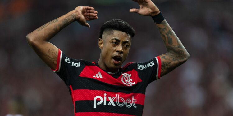 Bruno Henrique em campo pelo Flamengo, com uma postura de revolta