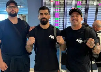 Buffa, Capoeira e Cristiano Marcello no aeroporto do Panamá esperando a conexão para os EUA - Foto: Divulgação