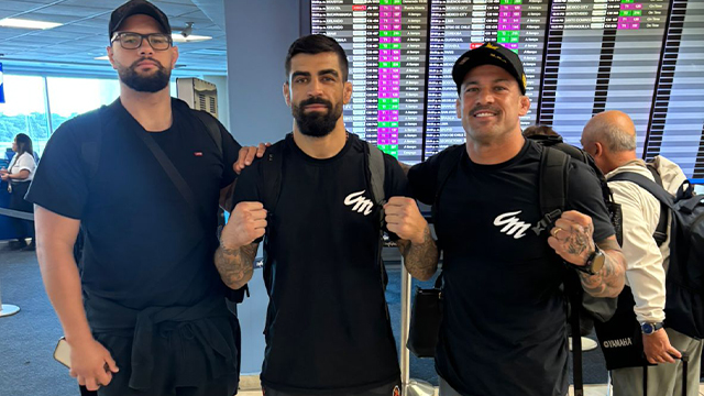Buffa, Capoeira e Cristiano Marcello no aeroporto do Panamá esperando a conexão para os EUA - Foto: Divulgação
