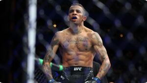 Carlos Prates comemorando vitória no UFC