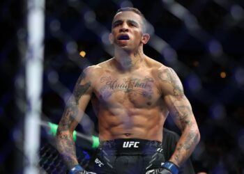 Carlos Prates comemorando vitória no UFC