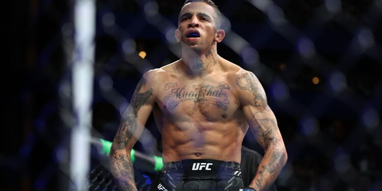 Carlos Prates comemorando vitória no UFC