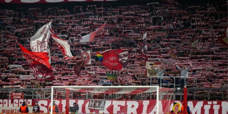 Torcida do Bayern de Munique durante jogo da Champions League contra o Benfica