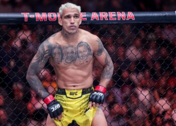 Charles do Bronx no octógono, antes de luta do UFC 300
