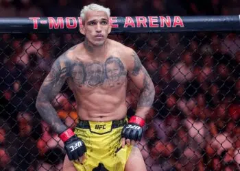 Charles do Bronx no octógono, antes de luta do UFC 300