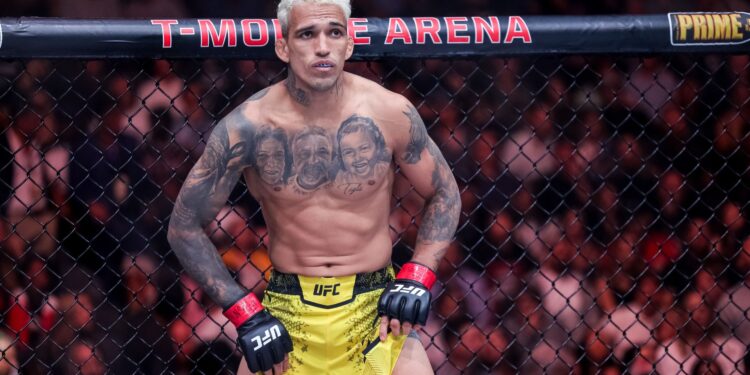 Charles do Bronx no octógono, antes de luta do UFC 300