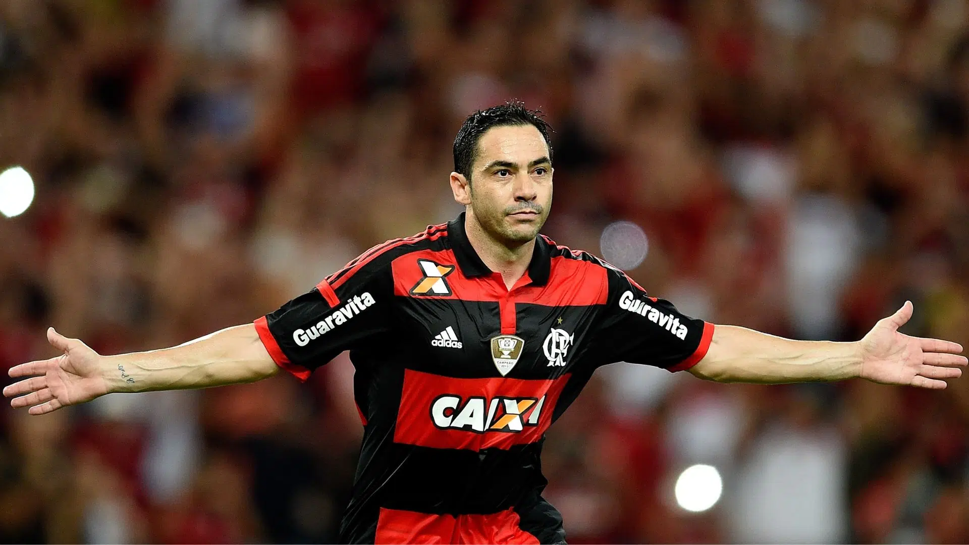 Chicão comemorando gol marcado contra o Atlético-MG, no Maracanã