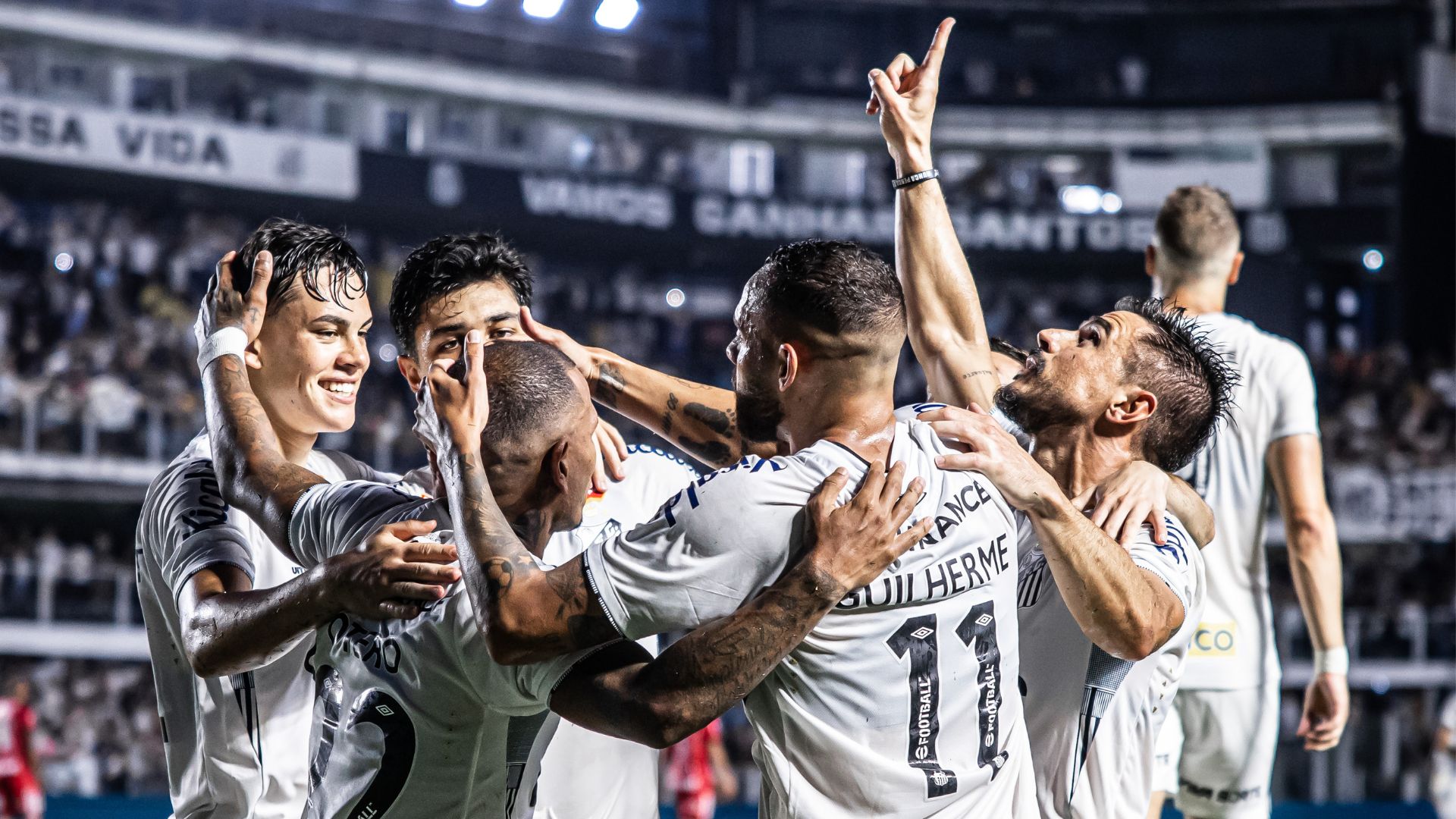 Jogadores do Santos comemorando gol de Guilherme contra o Vila Nova 