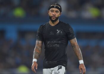 Memphis Depay em campo pelo Corinthians na Copa Sul-Americana de 2024
