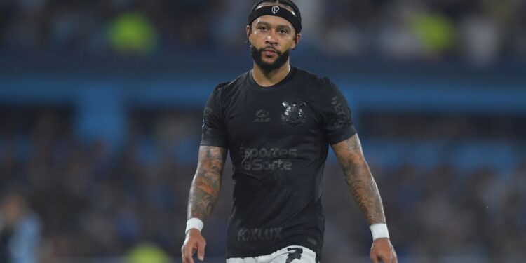 Memphis Depay em campo pelo Corinthians na Copa Sul-Americana de 2024