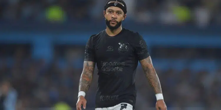 Memphis Depay em campo pelo Corinthians na Copa Sul-Americana de 2024
