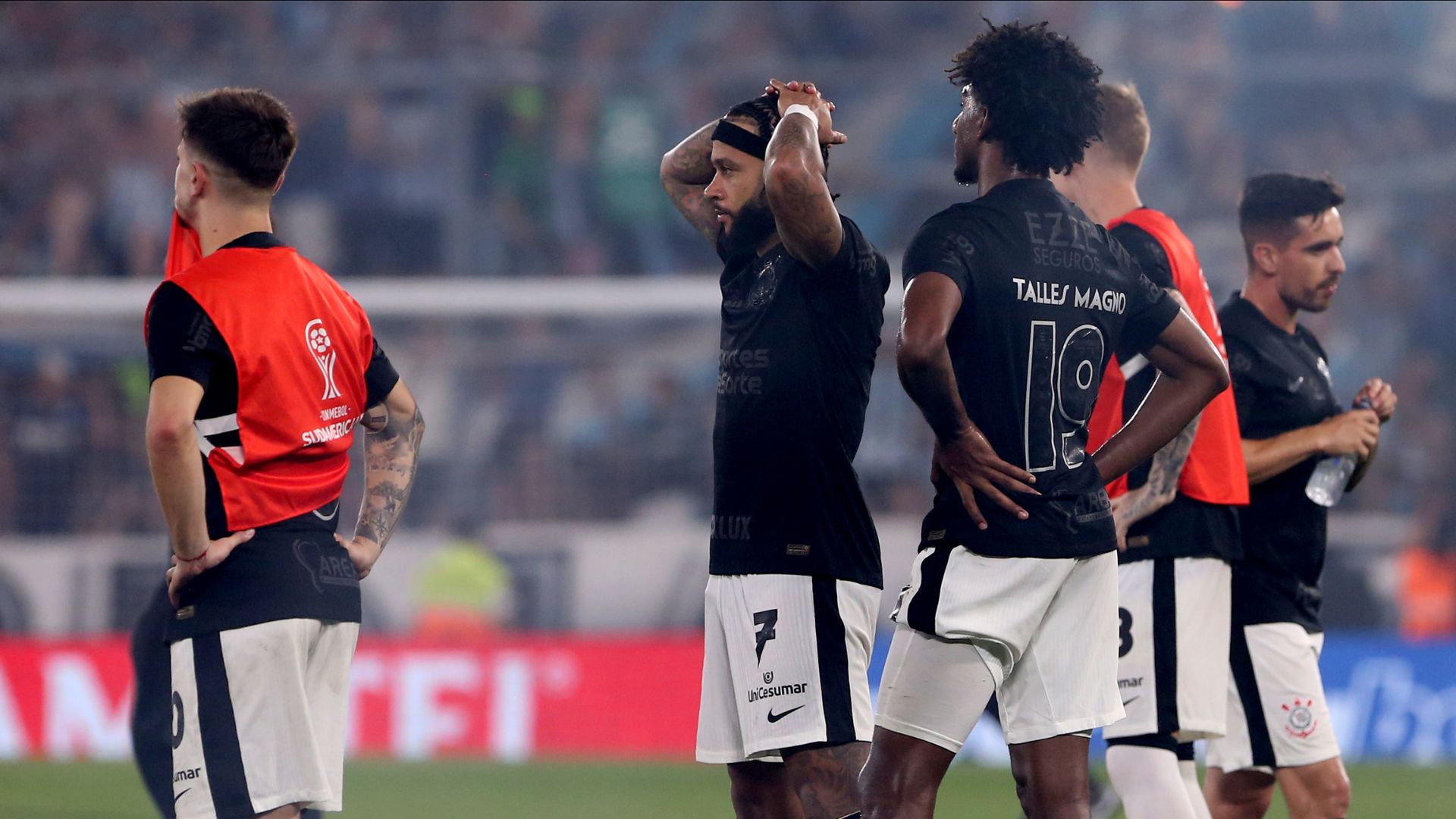 Jogadores do Corinthians lamentando a eliminação contra o Racing, em Avellaneda