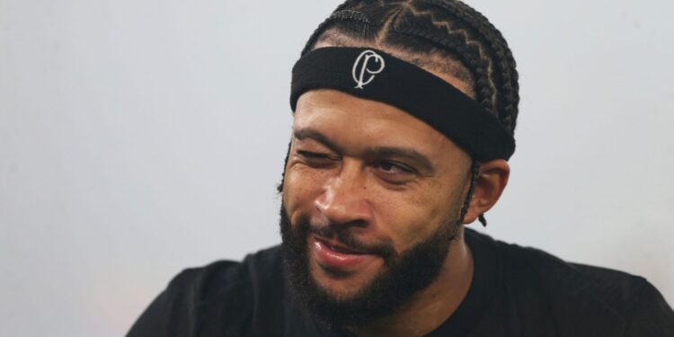 Memphis Depay com a camisa do Corinthians