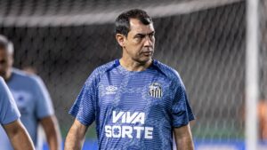 Fábio Carille em campo na disputa Coritiba x Santos