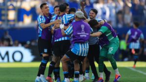 Jogadores do Racing comemorando vitória contra o Cruzeiro