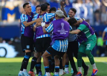 Jogadores do Racing comemorando vitória contra o Cruzeiro