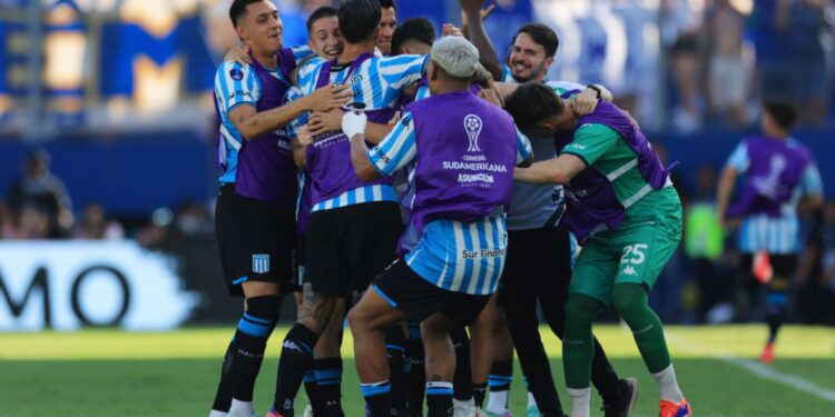 Jogadores do Racing comemorando vitória contra o Cruzeiro